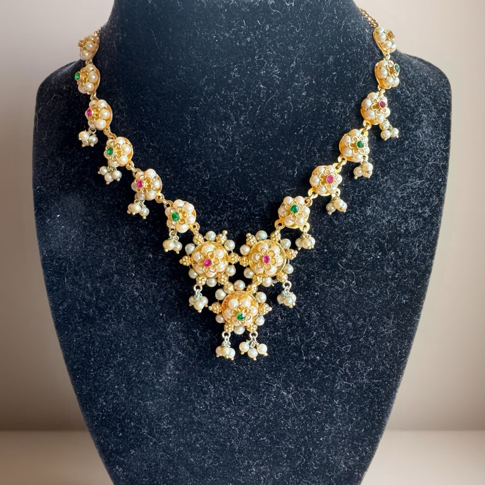 💎Elegant Gold and Pearl Necklace